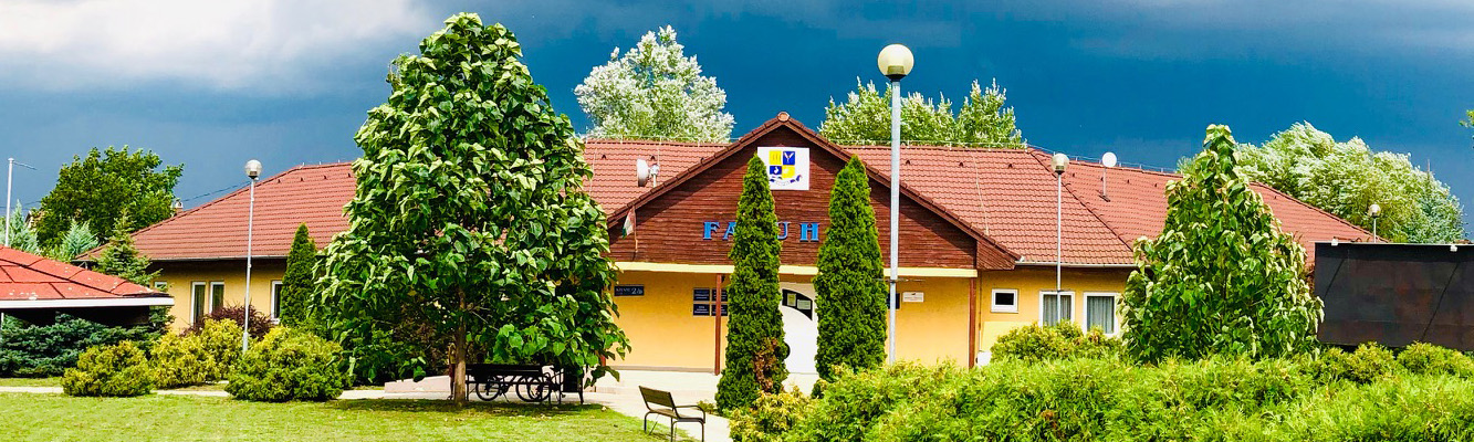 Kompolt, a Faluház épülete parkkal